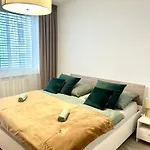 アパート The Elite Ii Downtown Ac & Garage Parking ブラチスラヴァ